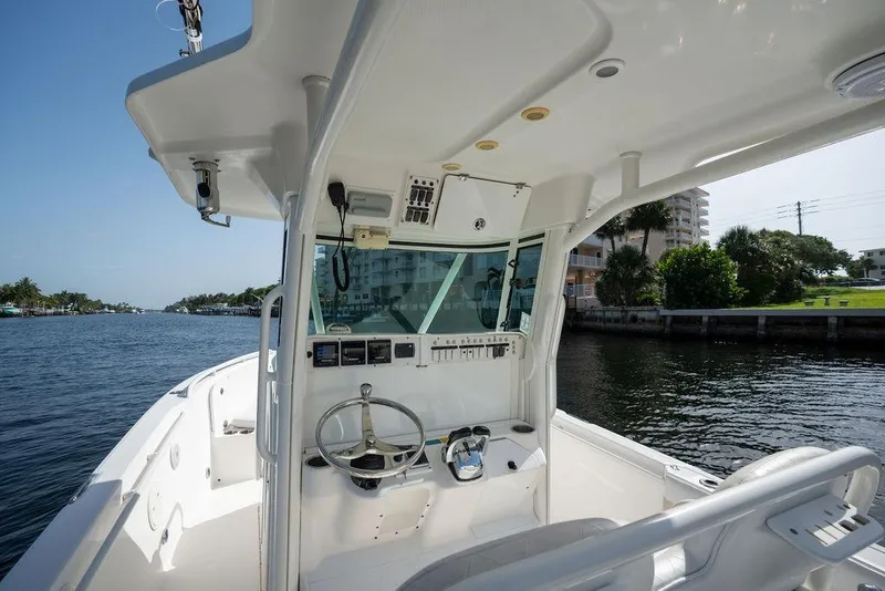 Slide: The Image of 2006 Everglades 290 Center Console boat interior with steering wheel and control panel. - 25