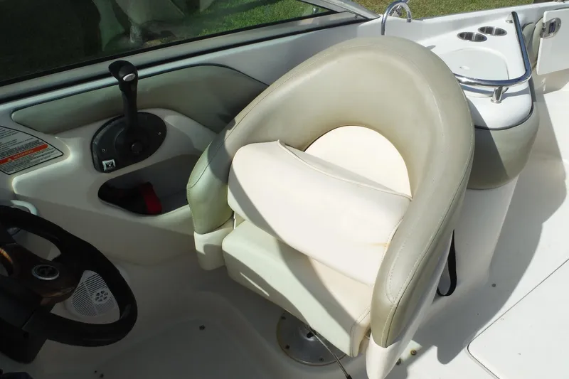 Slide: The Image of Captain's seat and controls on a 2005 Sea Ray 240 Sundeck boat. - 18