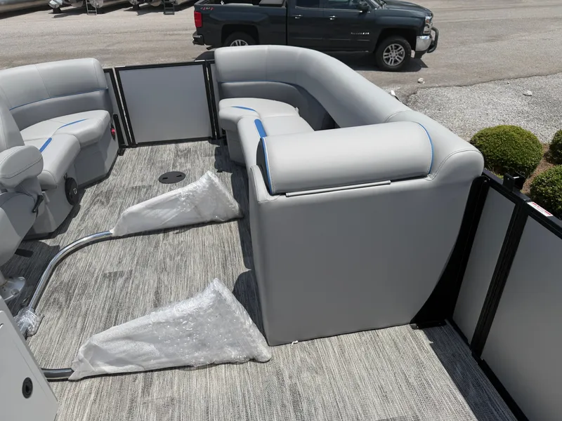 Slide: The Image of Bentley Pontoons BOLT 200 2027 - 14