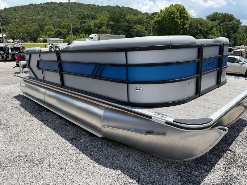 The Image of Bentley Pontoons BOLT 200 2027 - 1