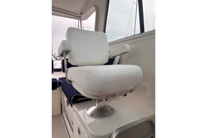 Slide: The Image of Captain's chair on a 2006 Back Cove 29 boat, featuring white upholstery. - 15