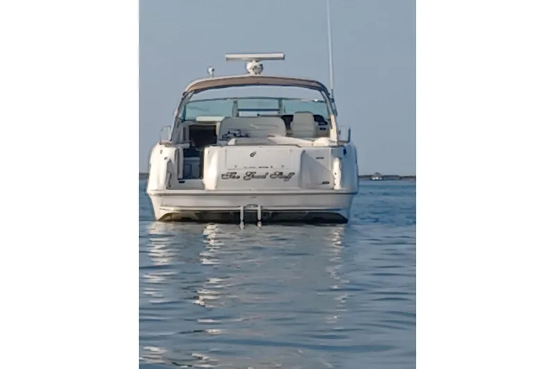 Slide: The Image of 1996 Sea Ray 450 Sundancer yacht on calm water, rear view. - 4
