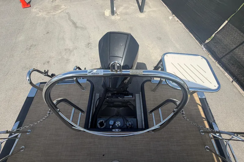 Slide: The Image of Rear view of 2021 Harris Solstice 230 boat with motor and swim platform. - 32