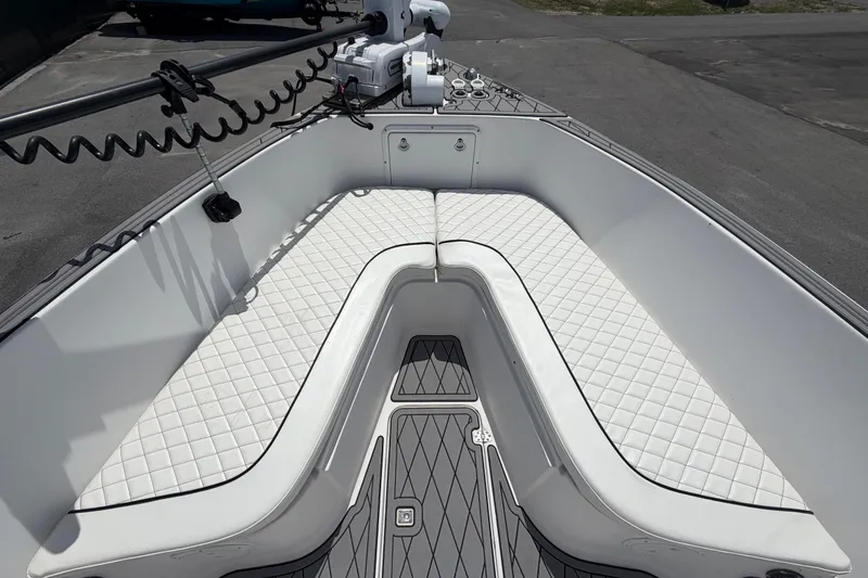 Slide: The Image of Bow seating area of a 2006 Pro Sports 2550 BW boat with white cushioned seats. - 32