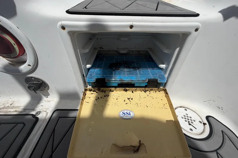 Slide: The Image of Storage compartment on a 2006 Pro Sports 2550 BW boat with SSI sticker. - 67