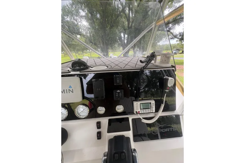Slide: The Image of Dashboard of a 2006 Pro Sports 2550 BW boat with navigation equipment. - 28