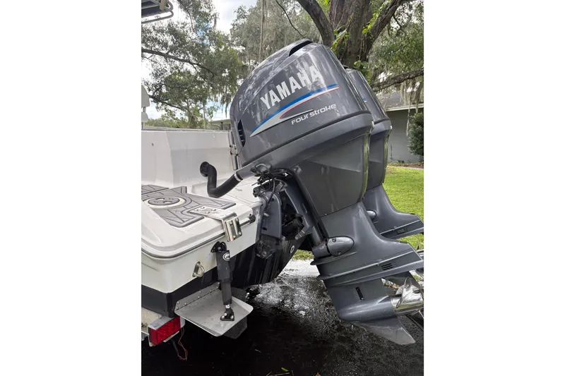 Slide: The Image of Boat with Yamaha four-stroke outboard motor, Pro Sports 2550 BW, 2006 model. - 20