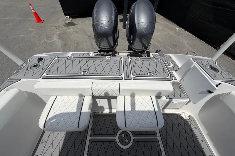 Slide: The Image of 2006 Pro Sports 2550 BW boat with dual engines and diamond-patterned deck. - 61