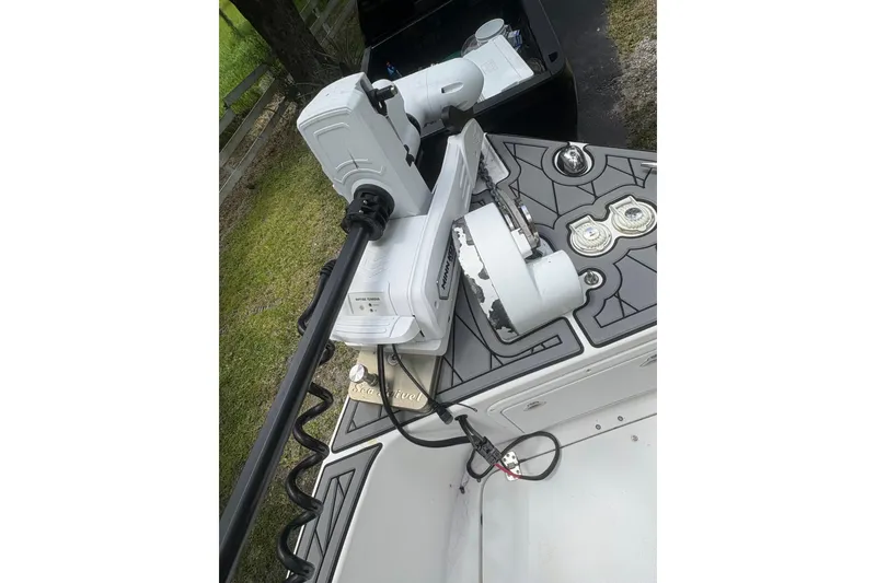 Slide: The Image of Trolling motor on 2006 Pro Sports 2550 BW boat, featuring advanced navigation controls. - 14