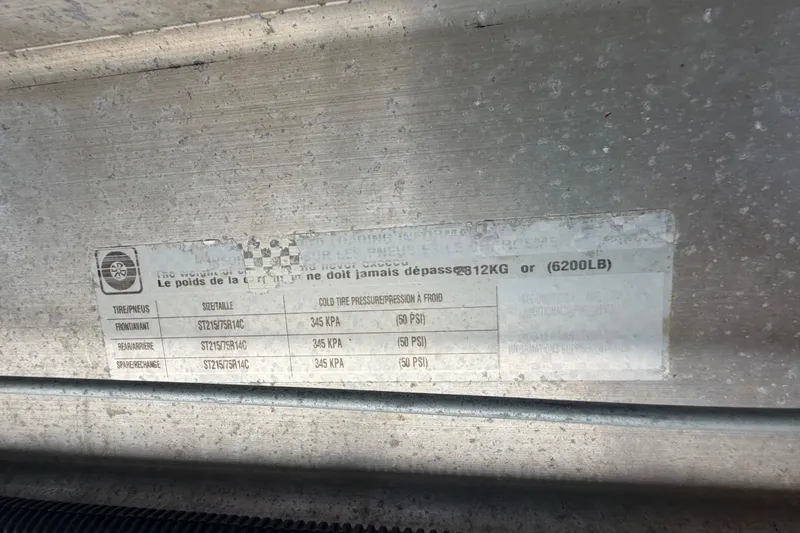 Slide: The Image of Label on 2006 Pro Sports 2550 BW showing tire specifications and pressure limits. - 78