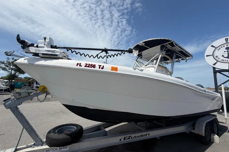 Slide: The Image of 2006 Pro Sports 2550 BW boat on trailer, featuring Minn Kota trolling motor. - 11