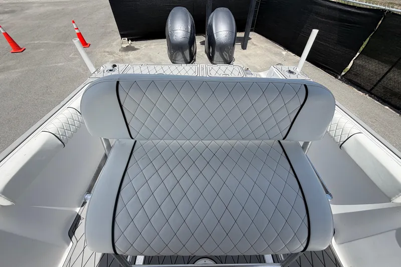 Slide: The Image of Luxury seating on a 2006 Pro Sports 2550 BW boat, featuring diamond-stitched upholstery. - 59