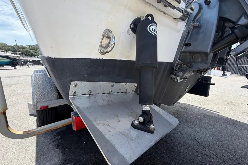 Slide: The Image of 2006 Pro Sports 2550 BW boat stern with trim tab and hydraulic system. - 8