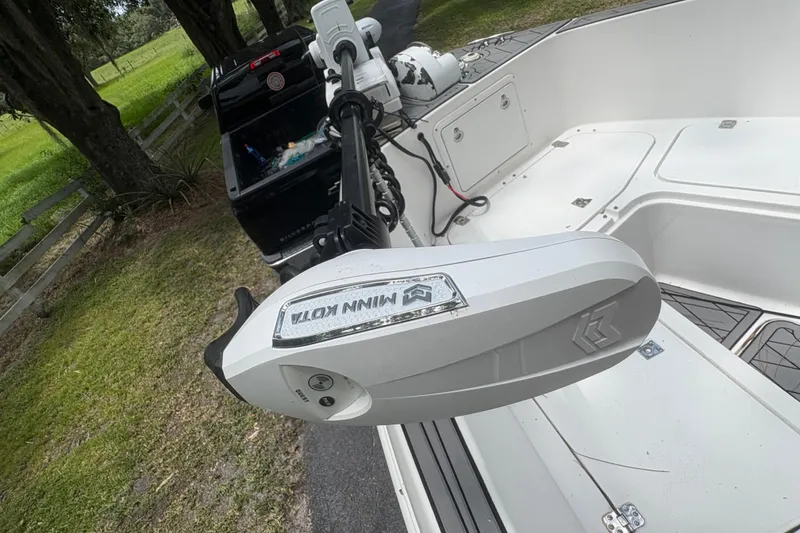 Slide: The Image of Minn Kota motor on 2006 Pro Sports 2550 BW boat, parked near trees and a truck. - 26