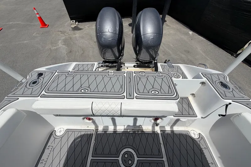 Slide: The Image of 2006 Pro Sports 2550 BW boat deck with twin engines and diamond-patterned flooring. - 68
