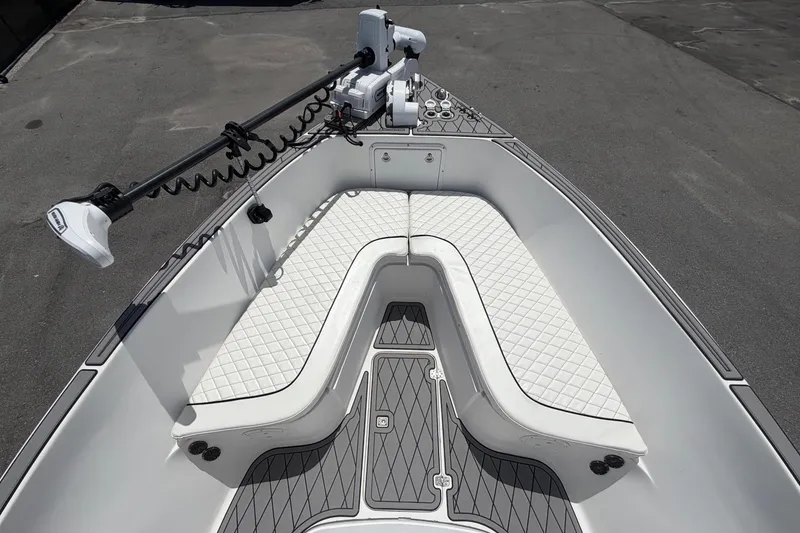 Slide: The Image of Bow view of 2006 Pro Sports 2550 BW boat with sleek deck design. - 31