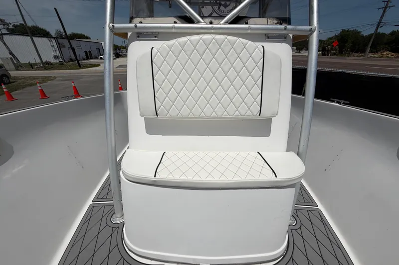Slide: The Image of White cushioned seating on 2006 Pro Sports 2550 BW boat, featuring diamond stitching. - 50