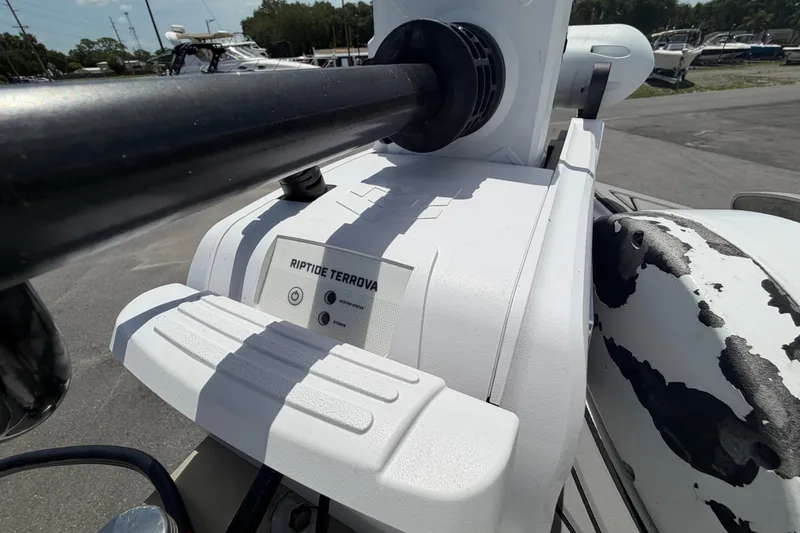 Slide: The Image of Close-up of a Riptide Terrova trolling motor on a 2006 Pro Sports 2550 BW boat. - 47