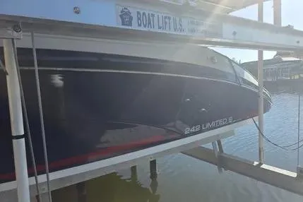 Slide: The Image of 2016 Yamaha Boats 242 Limited S E-Series on a boat lift by the water. - 6