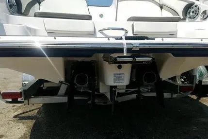 Slide: The Image of Rear view of a 2016 Yamaha Boats 242 Limited S E-Series on a trailer. - 10