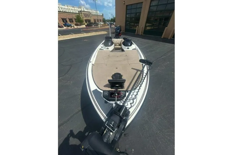 Slide: The Image of 2012 Skeeter 21i boat with trolling motor, parked outdoors on pavement. - 4