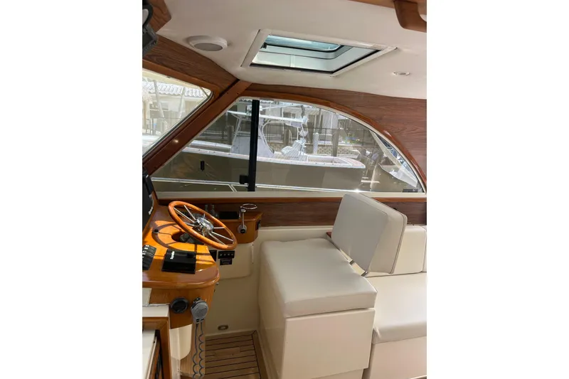 Slide: The Image of Interior of 2007 Legacy EXPRESS CRUISER with wooden steering wheel and beige seating. - 7
