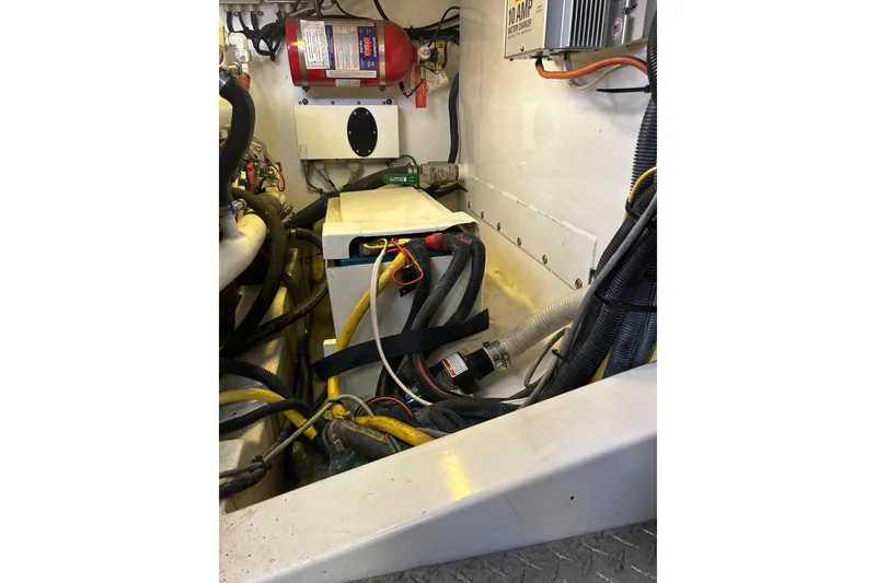 Slide: The Image of Engine room of 2007 Legacy EXPRESS CRUISER with wiring and fire extinguisher. - 37