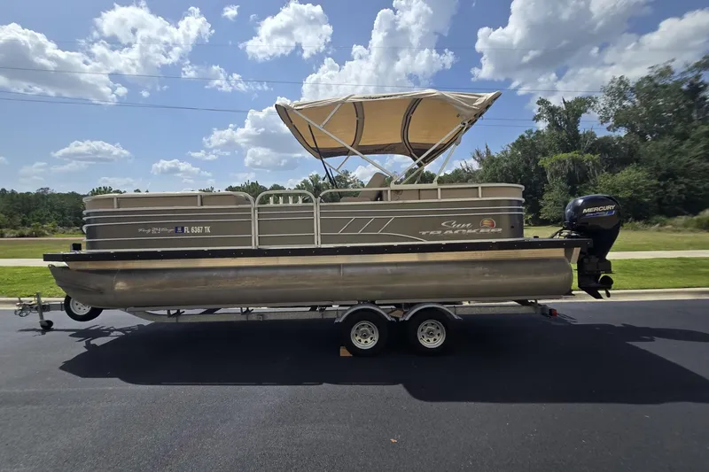 The Image of Sun Tracker Party Barge 24 DLX 2021 - undefined