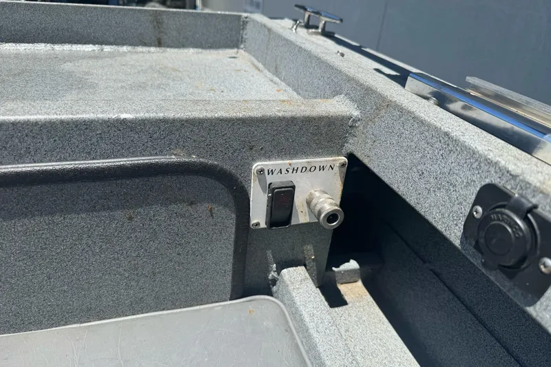 Slide: The Image of Washdown switch on 2008 Duckworth Navigator Sport 195 boat, featuring a gray metallic finish. - 13