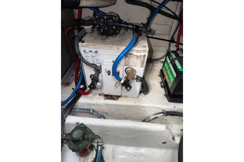 Slide: The Image of Engine compartment of 2006 Searay 290 AMBERJACK with battery and wiring. - 15