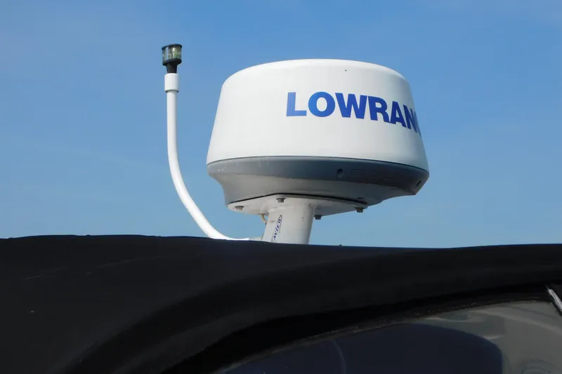Slide: The Image of Radar system on 2009 Bayliner 300 boat under clear blue sky. - 4