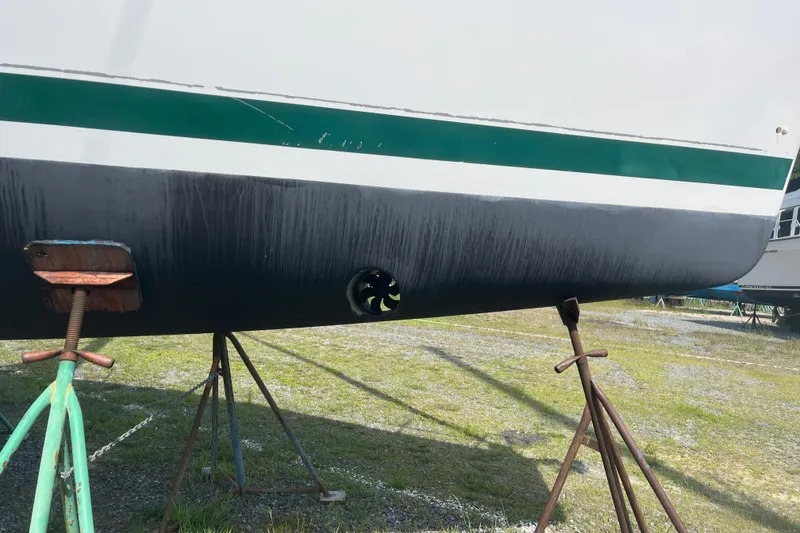Slide: The Image of 2006 Beneteau Oceanis Clipper 373 sailboat hull on stands, green and white stripes. - 42