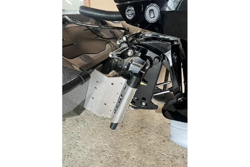 Slide: The Image of 2026 Ranger Z520 boat motor mount and hydraulic system detail. - 12