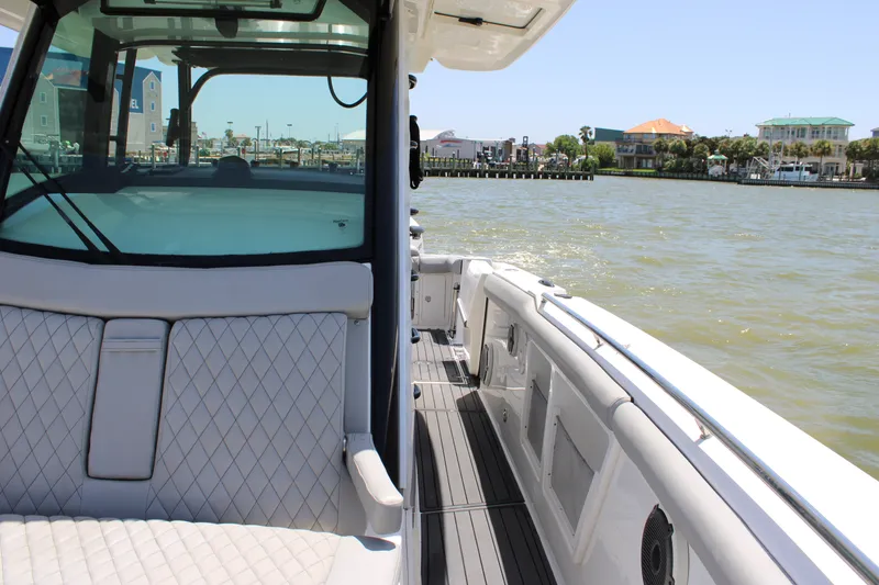 Slide: The Image of Boston Whaler 350 Outrage 2020 - 18
