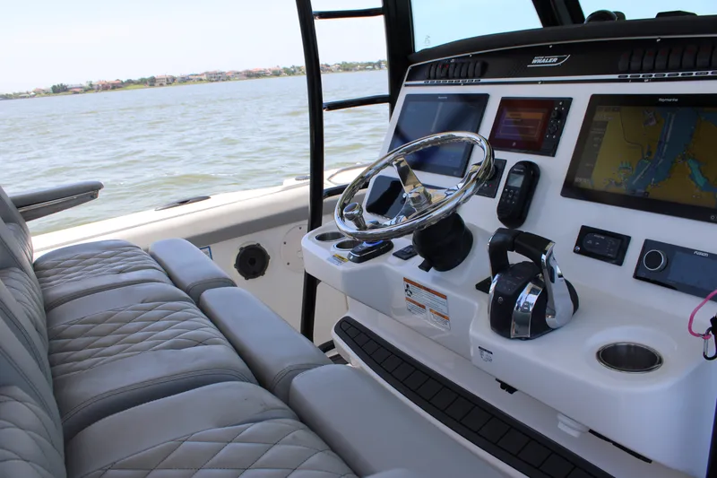 Slide: The Image of Boston Whaler 350 Outrage 2020 - 34