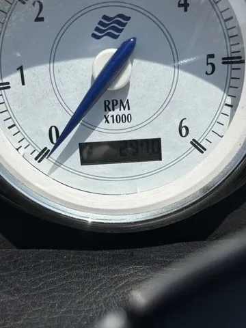 Slide: The Image of Tachometer of a 2007 Four Winns 200 Horizon boat showing 257 hours. - 16