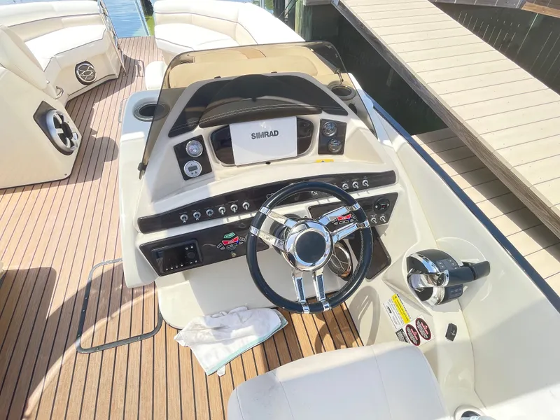 Slide: The Image of The image shows the helm of a 2015 Harris FloteBote Crown DL 250 with a Simrad display. - 39