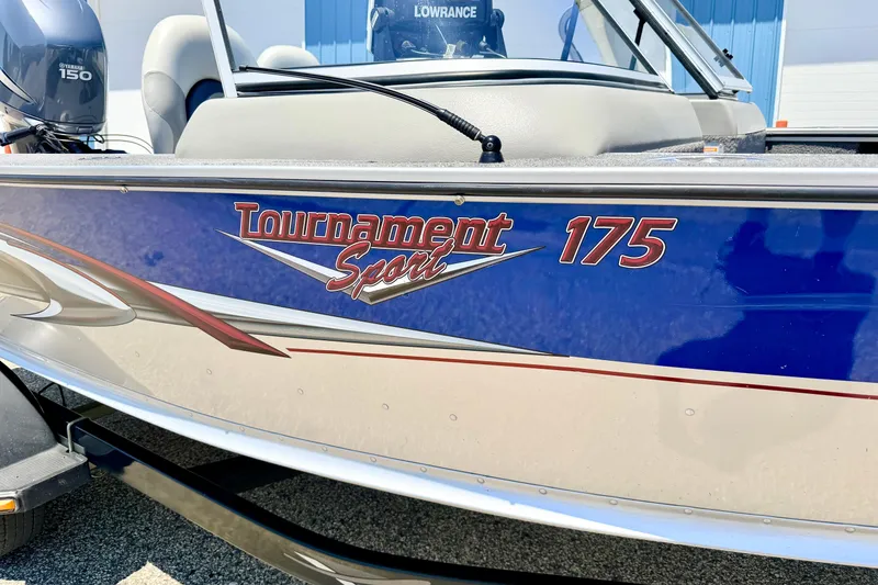 Slide: The Image of 2005 Alumacraft Tournament Sport 175 boat with Yamaha 150 engine, blue and white design. - 15