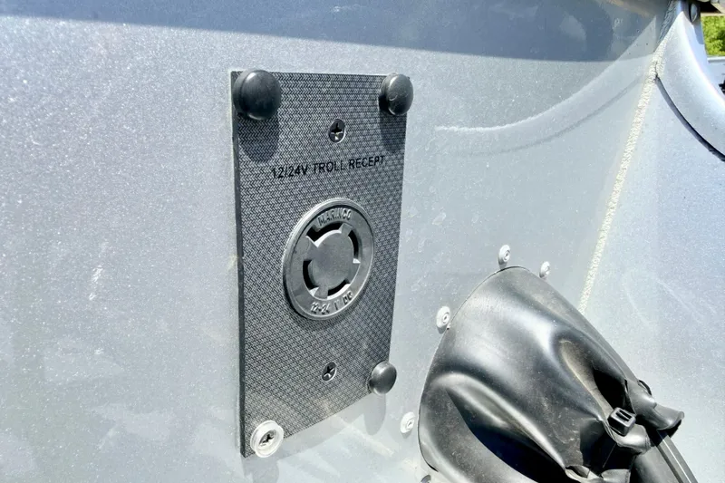 Slide: The Image of 12/24V trolling receptacle on 2005 Alumacraft Tournament Sport 175 boat. - 32