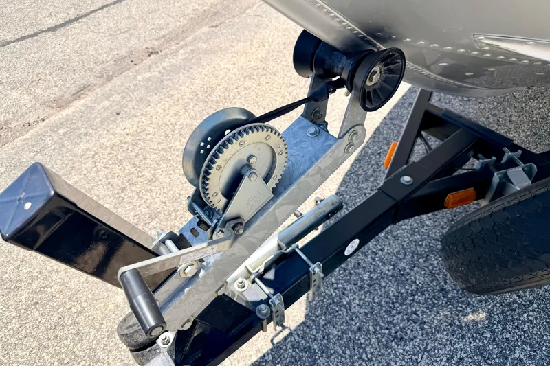 Slide: The Image of Trailer winch mechanism of a 2005 Alumacraft Tournament Sport 175 boat. - 82