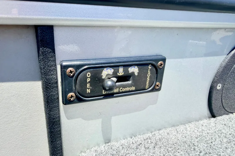 Slide: The Image of Livewell controls on a 2005 Alumacraft Tournament Sport 175 boat panel. - 31