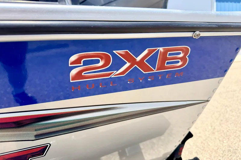 Slide: The Image of 2005 Alumacraft Tournament Sport 175 with 2XB Hull System logo detail. - 16