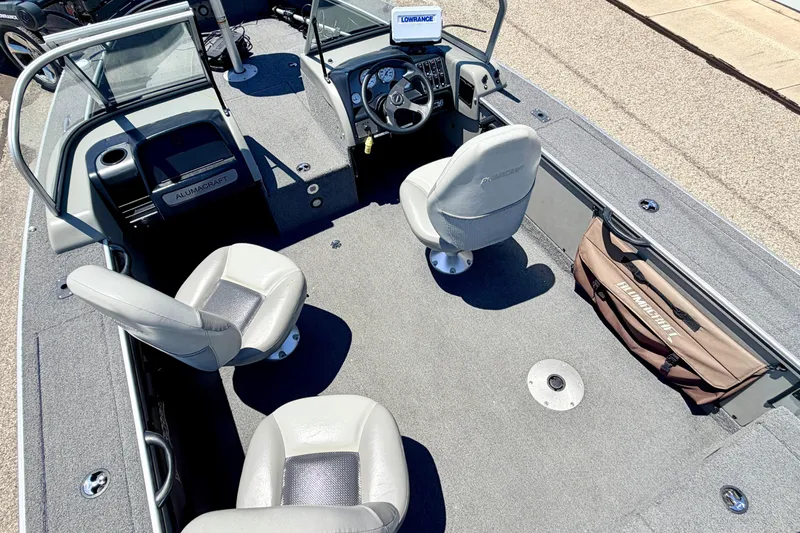 Slide: The Image of 2005 Alumacraft Tournament Sport 175 boat interior with seating and dashboard view. - 77