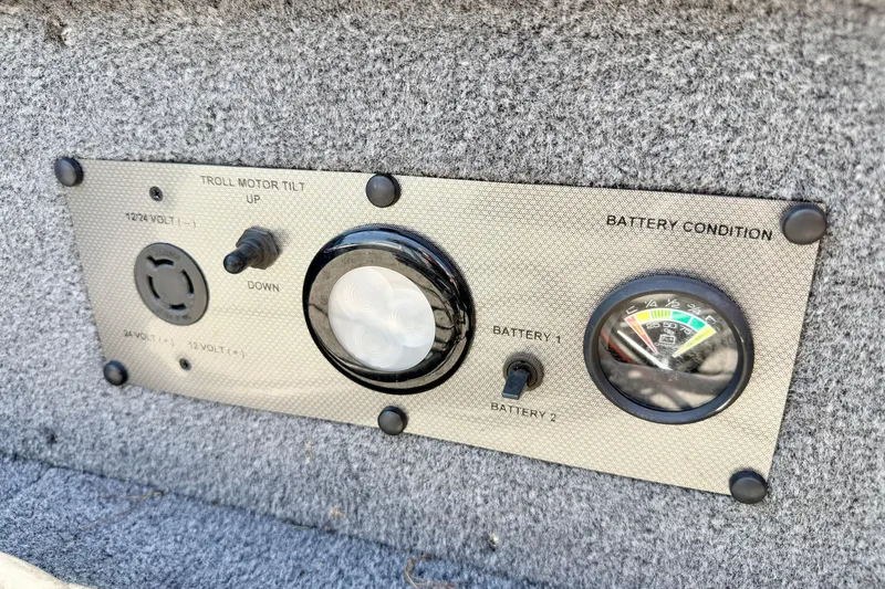Slide: The Image of Control panel of 2005 Alumacraft Tournament Sport 175 boat, showing battery condition gauge. - 75