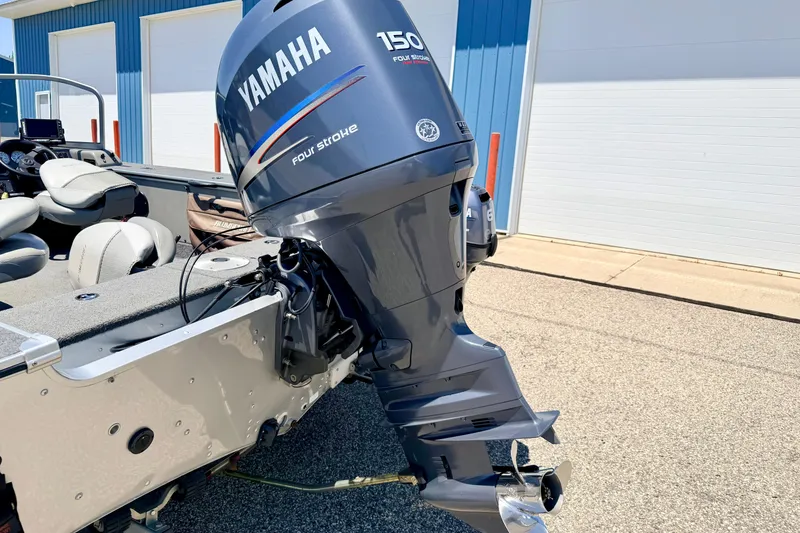 Slide: The Image of 2005 Alumacraft Tournament Sport 175 boat with Yamaha 150 four-stroke outboard motor. - 17