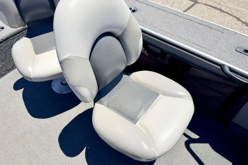 Slide: The Image of 2005 Alumacraft Tournament Sport 175 boat seats, featuring gray and white upholstery. - 37