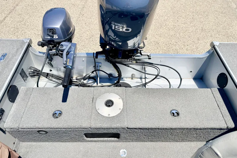 Slide: The Image of 2005 Alumacraft Tournament Sport 175 boat with Yamaha 150 engine, rear deck view. - 25