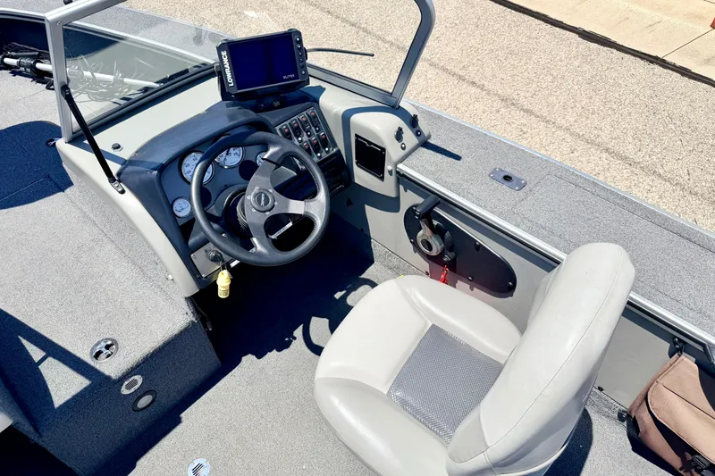 Slide: The Image of 2005 Alumacraft Tournament Sport 175 boat interior with steering wheel and navigation system. - 43