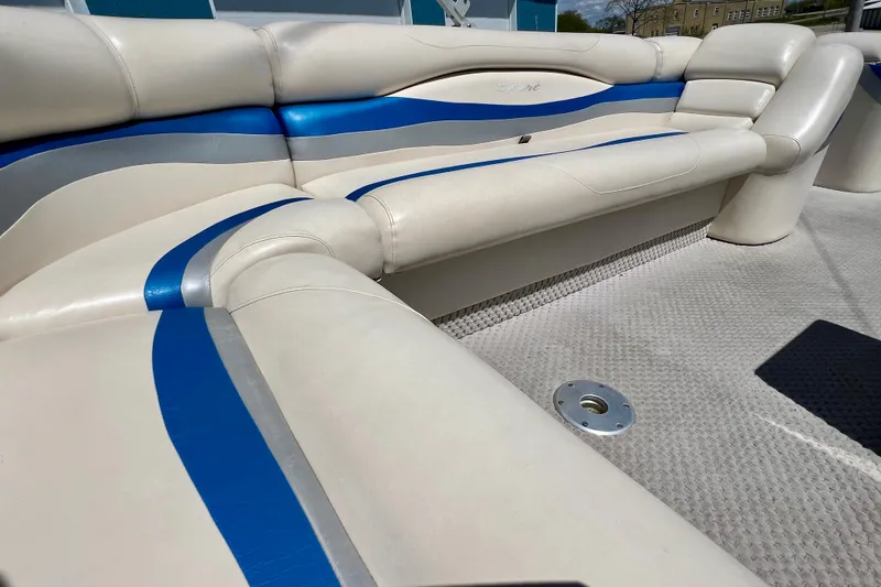 Slide: The Image of 2004 Bennington 2875RLX boat interior with white and blue seating. - 15