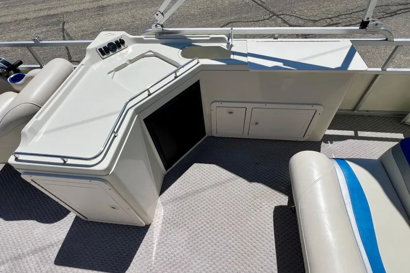 Slide: The Image of 2004 Bennington 2875RLX boat interior with seating and storage compartments. - 14